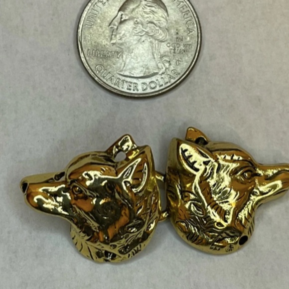 Gold Wolf Cloak clasp - Picture 2 of 4
